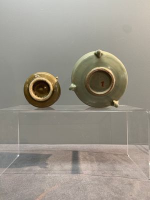 Two Chinese Longquan celadon incense burners and three saucers, Yuan/Ming — photo 6