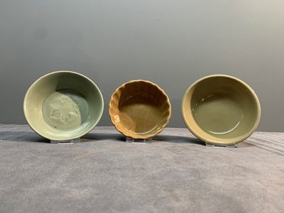 Two Chinese Longquan celadon incense burners and three saucers, Yuan/Ming — photo 7