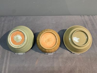 Two Chinese Longquan celadon incense burners and three saucers, Yuan/Ming — photo 8