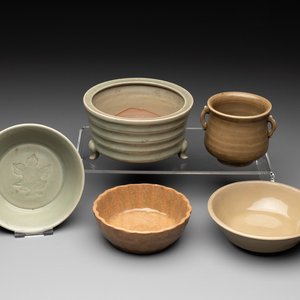Two Chinese Longquan celadon incense burners and three saucers, Yuan/Ming — photo 1