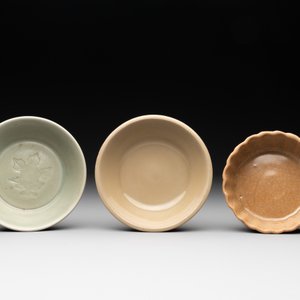 Two Chinese Longquan celadon incense burners and three saucers, Yuan/Ming — photo 2