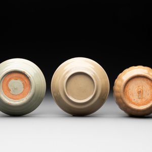 Two Chinese Longquan celadon incense burners and three saucers, Yuan/Ming — photo 3