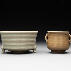 Two Chinese Longquan celadon incense burners and three saucers, Yuan/Ming — photo 4