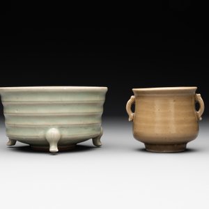 Two Chinese Longquan celadon incense burners and three saucers, Yuan/Ming — photo 6