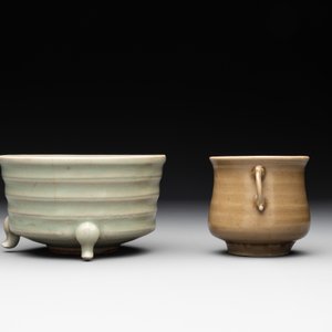 Two Chinese Longquan celadon incense burners and three saucers, Yuan/Ming — photo 7