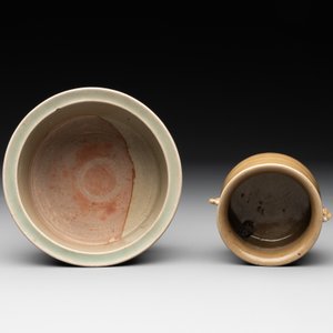 Two Chinese Longquan celadon incense burners and three saucers, Yuan/Ming — photo 8