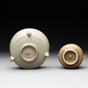 Two Chinese Longquan celadon incense burners and three saucers, Yuan/Ming — photo 9