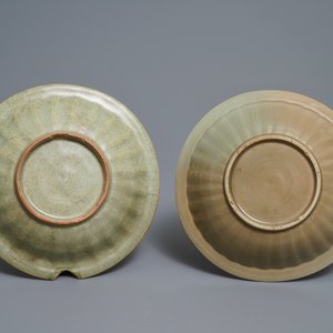 Two Chinese Longquan celadon plates with applied fish, Ming — 照片 2
