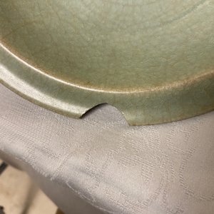 Two Chinese Longquan celadon plates with applied fish, Ming — 照片 3