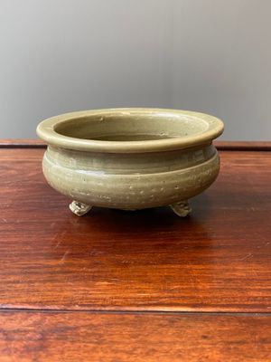 Two Chinese Longquan celadon tripod censers, Ming — foto 1