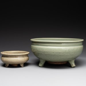 Two Chinese Longquan celadon tripod censers, Ming — photo 1
