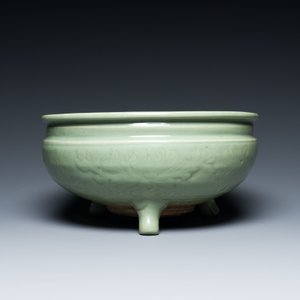 Two Chinese Longquan celadon tripod censers, Ming — photo 3