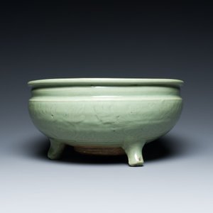 Two Chinese Longquan celadon tripod censers, Ming — photo 6