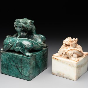 Two Chinese marble 'dragon' seals, 20th C. — 照片 1