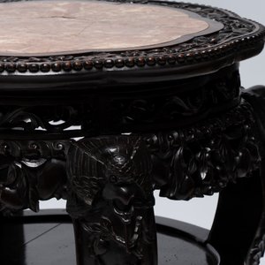 Two Chinese marble-topped hongmu two-tier stands, 19/20th C. — foto 8