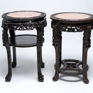 Two Chinese marble-topped hongmu two-tier stands, 19/20th C. — foto 2