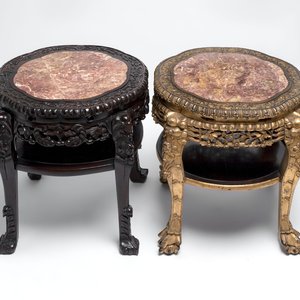 Two Chinese marble-topped hongmu two-tier stands, one with later gilding, 19/20th C. — 照片 1