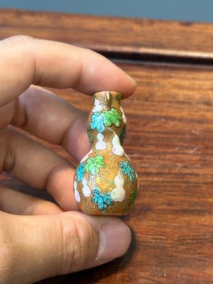 Two Chinese miniature vases and a snuff bottle with Qianlong mark, Kangxi and later — photo 7