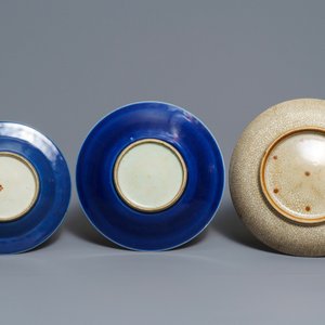 Two Chinese monochrome blue and one ge-type crackle-glazed dish, 18/19th C. — photo 2
