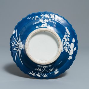 Two Chinese monochrome blue vases and three dishes, 19/20th C. — photo 3