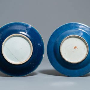 Two Chinese monochrome blue vases and three dishes, 19/20th C. — photo 5