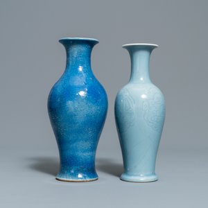 Two Chinese monochrome blue vases and three dishes, 19/20th C. — photo 7