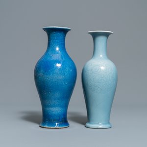 Two Chinese monochrome blue vases and three dishes, 19/20th C. — photo 8