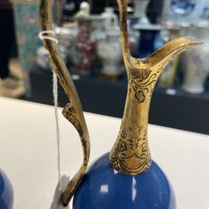 Two Chinese monochrome blue vases mounted as ewers with gilt bronze, Kangxi and 19th C. — photo 11