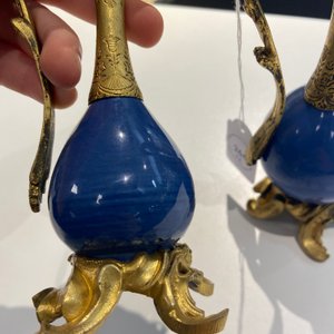 Two Chinese monochrome blue vases mounted as ewers with gilt bronze, Kangxi and 19th C. — photo 13