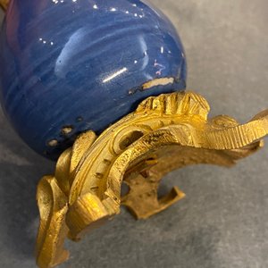 Two Chinese monochrome blue vases mounted as ewers with gilt bronze, Kangxi and 19th C. — photo 16