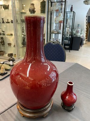 Two Chinese monochrome copper-red-glazed bottle vases on wooden stands, 19th C. — foto 1