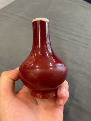 Two Chinese monochrome copper-red-glazed bottle vases on wooden stands, 19th C. — foto 2