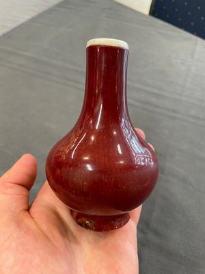 Two Chinese monochrome copper-red-glazed bottle vases on wooden stands, 19th C. — foto 3