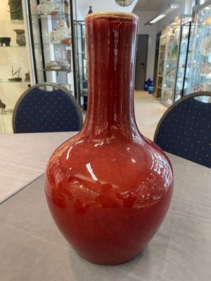 Two Chinese monochrome copper-red-glazed bottle vases on wooden stands, 19th C. — foto 7