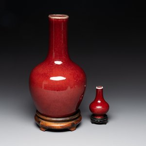 Two Chinese monochrome copper-red-glazed bottle vases on wooden stands, 19th C. — foto 1