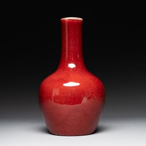Two Chinese monochrome copper-red-glazed bottle vases on wooden stands, 19th C. — foto 2