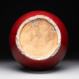 Two Chinese monochrome copper-red-glazed bottle vases on wooden stands, 19th C. — foto 4