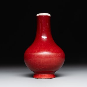 Two Chinese monochrome copper-red-glazed bottle vases on wooden stands, 19th C. — foto 5