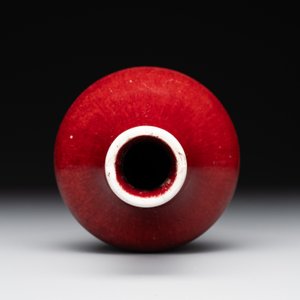 Two Chinese monochrome copper-red-glazed bottle vases on wooden stands, 19th C. — foto 6