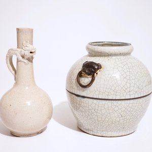 Two Chinese monochrome crackle glazed vases, 19th C. — 照片 1