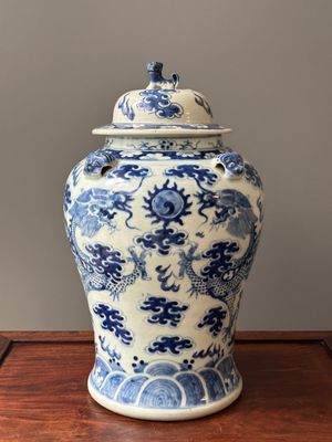 Two Chinese monochrome-glazed vases and a blue and white covered vase, 19th C. — 照片 18