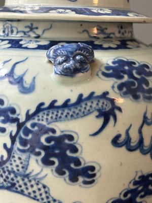 Two Chinese monochrome-glazed vases and a blue and white covered vase, 19th C. — 照片 21