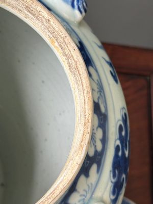 Two Chinese monochrome-glazed vases and a blue and white covered vase, 19th C. — 照片 24