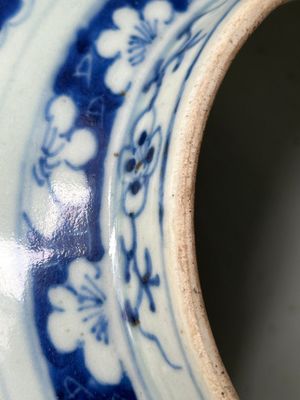 Two Chinese monochrome-glazed vases and a blue and white covered vase, 19th C. — 照片 25