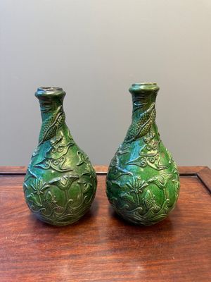 Two Chinese monochrome green-glazed stoneware 'dragon' vases and a kendi, Fujian kiln, late Ming — 照片 3