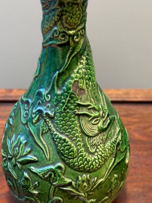 Two Chinese monochrome green-glazed stoneware 'dragon' vases and a kendi, Fujian kiln, late Ming — 照片 9