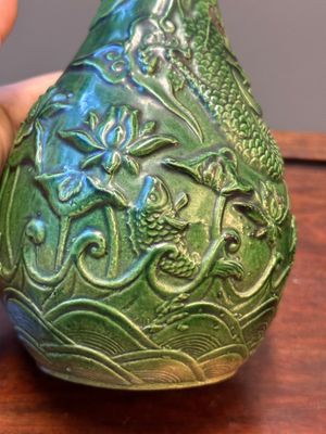 Two Chinese monochrome green-glazed stoneware 'dragon' vases and a kendi, Fujian kiln, late Ming — 照片 10
