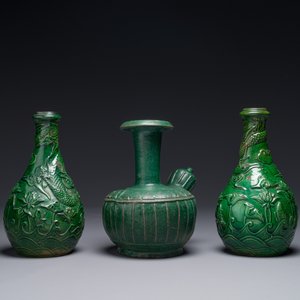 Two Chinese monochrome green-glazed stoneware 'dragon' vases and a kendi, Fujian kiln, late Ming — 照片 2