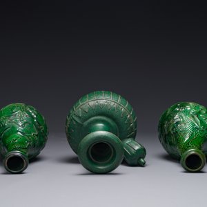 Two Chinese monochrome green-glazed stoneware 'dragon' vases and a kendi, Fujian kiln, late Ming — 照片 3