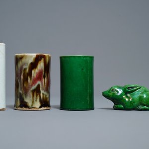 Two Chinese monochrome relief-decorated brush pots, an incense tube and a rabbit, 18/19th C. — 照片 4